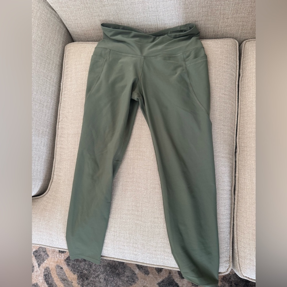 Old Navy Active Olive Elevate Leggings, Go-Dry.  Medium Petite